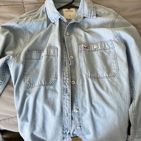 Hollister button up top - Picture 3 of 6